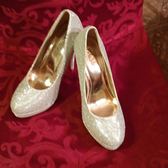 2 new pair of women's silver high heel shoes by Bella Marie. - Picture 1 of 7